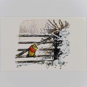 Cartolina classica Winnie the Pooh cancello maialino recinzione neve AA Milne Shepard Disney - Foto 1 di 2