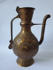 Brocca teiera con coperchio in ottone teste di leone tralci di vino 1900 circa - Foto 1 di 11
