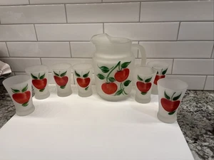 Brocca smerigliata MCM Hazel Atlas anni '60 con 7 bicchieri abbinati motivo mela frutta - Foto 1 di 11