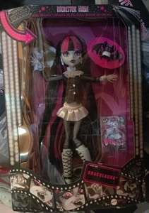 Monster High Reel Drama Black and White Draculaura Puppe 2025 in der Hand - Bild 1 von 2