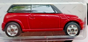 2001 Mini Cooper Red Hatchback Coupe, Maisto Maßstab 1:64, neu auf geschnittener Karte! - Bild 1 von 6