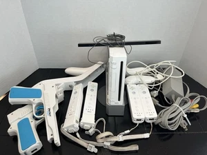 Nintendo Wii Weiß Konsole System mit Ständer und Zubehör getestet und funktionsfähig - Bild 1 von 22