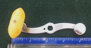 Manico mulinello vintage Penn GIALLO BACHELITE #24-155: 66/112/113/49-LEGGERMENTE/INUTILIZZATO 7 - Foto 1 di 4