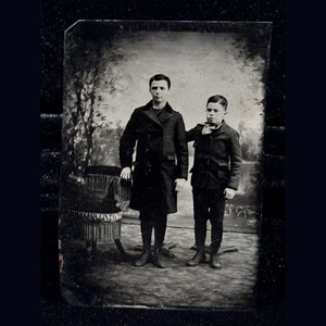 Piatto 1/6 Tintype foto antica fratelli in cappotti vittoriano umore strano c.1870s - Foto 1 di 2