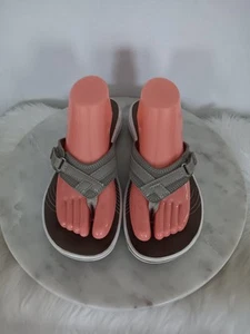 Sandali infradito Clarks Cloudsteppers donna 10M tanga brezza marina marrone tortora - Foto 1 di 16