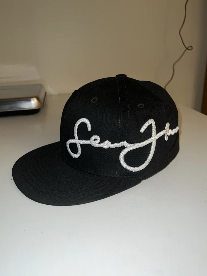 De colección Sean John Sombrero Para Hombre Negro Spellout Ajustado P Diddy Peines y2k Talla 7 3/8 Foto 1 de 3