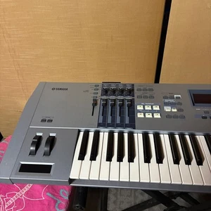YAMAHA MOTIF ES6 61 Key Music Production Synthesizer MIDI IN/OUT/THRU Exc+++++ - Picture 1 of 24