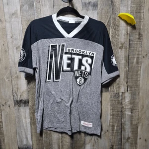 Camiseta gráfica Mitchell and Ness gris y negra Brooklyn Nets - Imagen 1 de 8