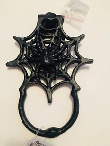 HALLOWEEN SCHWERMETALL-SPINNE IN WEB TÜRKLOPFER DEKOR GOTH PURPURROT TOR - Bild 1 von 7
