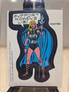 1975 TOPPS COMIC HELDEN STICKER WALKÜRE UNTERSTÜTZUNG FRAUEN LIB! - Bild 1 von 7