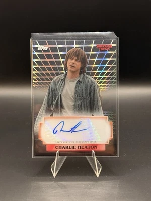 Topps 2025 High-Tech Stranger Things Auto Charlie Heaton como Jonathan Byers Foto 1 de 2