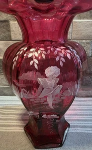 Vaso Fenton Cranberry 9" vetro bordo increspato dipinto a mano numerato 165/1500 - Foto 1 di 10