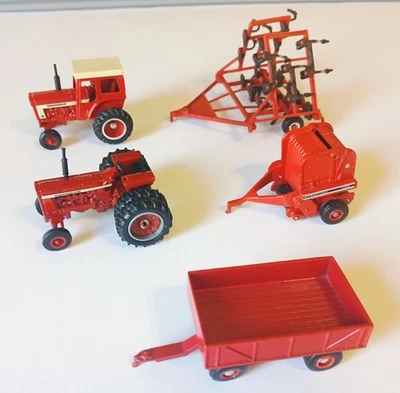 1/64 Ertl  International Harvester Farm Toy Lot Of 5, Tractor,  Baler,  Min Till - Image 1 of 4