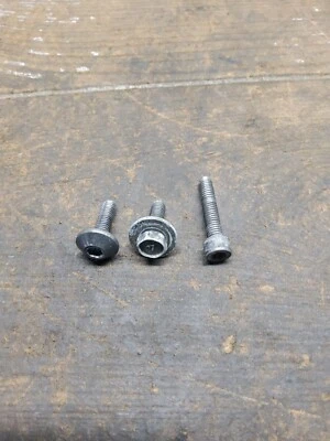 2007 07 06-07 Yamaha YZF-R6 YZFR6 tanque de gasolina combustible gasolina depósito pernos de montaje  Foto 1 de 4