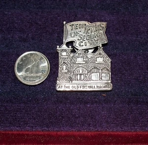 VINTAGE STERLING SECOND CITY SCTV COMEDY COMMERERATIVE PIN TORONTO JEWELLERY - Picture 1 of 5