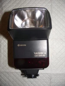 YASHICA CS-250AF DEDIZIERTER ELEKTRONISCHER BLITZ MIT ORIGINALGEHÄUSE - Bild 1 von 4