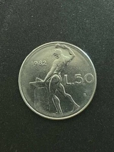 1982 ITALIAN 50 LIRE. VERY COLLECTABLE COIN - Picture 1 of 2