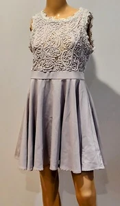 Neu mit Etikett Romeo und Juliet Couture graues Minikleid, Rüschen & bestickt Größe L - Bild 1 von 8