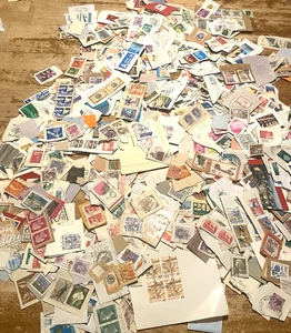 Z02  300 grammes of world stamps on paper (approx 1200 stamps) Kiloware - Picture 1 of 7