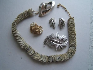 VINTAGE TRIFARI JEWELRY LOT NECKLACE, BRACELET, EARRINGS & PINS - Picture 1 of 22