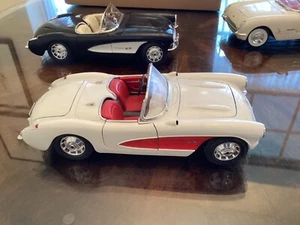 Bburago 1:18 1957 Chevrolet Corvette Convertible - Picture 1 of 4
