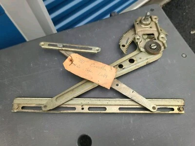 Регулятор левого переднего стекла 80–83 Toyota Corolla — седан/универсал — TE72 AE71 - Изображение 1 из 4