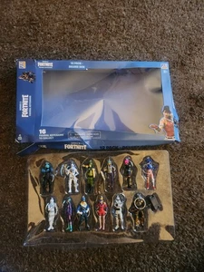 Series 3 Fortnite  Figural Keychains - 12 Pack Deluxe Box *DAMAGED BOX* - Picture 1 of 7
