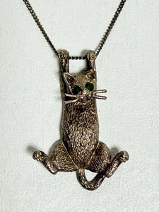 Vintage Hanging Cat Pendant Chain Necklace 925 Sterling Silver Green Eyes - Picture 1 of 5