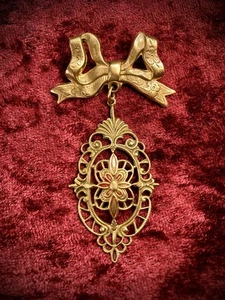 Broche colgante antiguo victoriano con lazo esmaltado rojo tono dorado - Imagen 1 de 2
