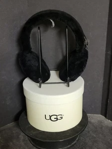 Orejeras clásicas de piel de oveja con cable negras con caja UGG para mujer - Imagen 1 de 3