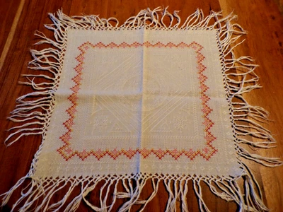 Linge ancien 1 Napperon en coton blanc avec broderies  et franges - Photo 1/3