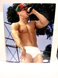 Signed Photo Of Mark Wahlberg In Concert Singing In His Undies Authenticated - Picture 1 of 1