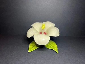 Figura Flor Hibisco Tropical Cerámica Blanca Decorativa Hecha en Puerto Rico 3" - Imagen 1 de 7