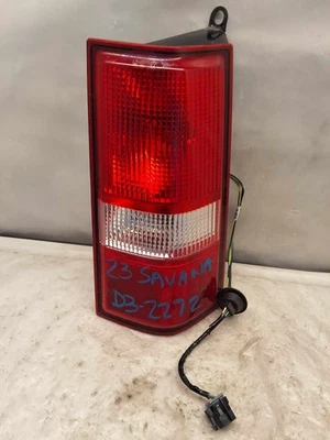 84639024 Conjunto de luces traseras GMC SAVANA 2500 derecha 12131415161718192021222324 Foto 1 de 3