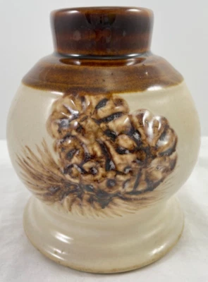 Jarrón cono de pino en relieve marrón esmaltado Dekrech cerámica original EE. UU. 5,75" vintage Foto 1 de 4