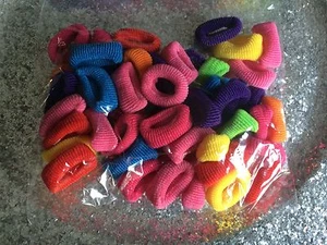 LOT DE 50 ELASTIQUES CHEVEUX CHOUCHOUS PETITE FILLE BEBE FEMME MULTICOLOR - Imagen 1 de 1