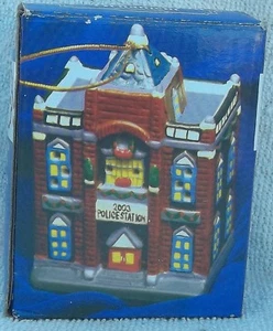 2003 Badcock Polizeistation Sammlerstück Weihnachtsschmuck 3 1/2" Zoll  - Bild 1 von 3