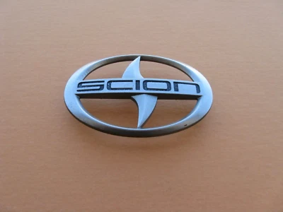 04 05 SCION XA FRONT GRILLE EMBLEM LOGO BADGE SIGN SYMBOL 75311-52090 OEM A44917 - Image 1 of 4