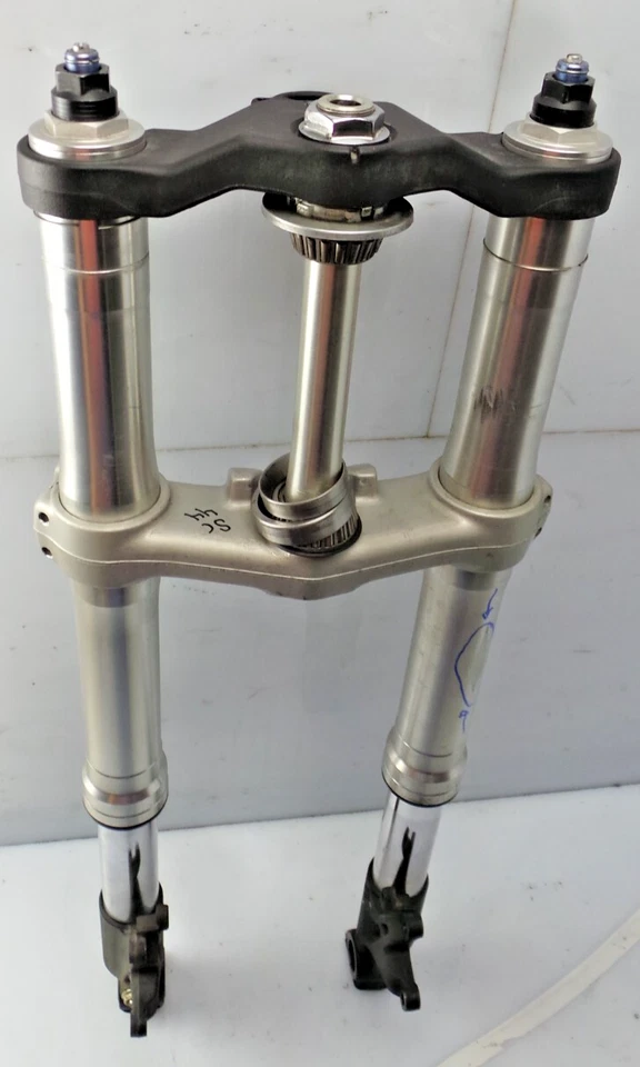 HONDA CBR 929 SC44 UPSIDE DOWN FORK WITH STEMS AS PICTURED HAVE A LOOK PLEASE - Image 1 of 1