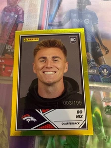 2024 Panini NFL Sticker & Card Collection Bo Nix #79 Rookie RC 003 /199 Gold  - Bild 1 von 2