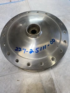 Nuevo de Lote Antiguo Yamaha Original Buje de Rueda Delantera Años 70’s DT250 DT 227-25111-00-00 Bin C - Imagen 1 de 4