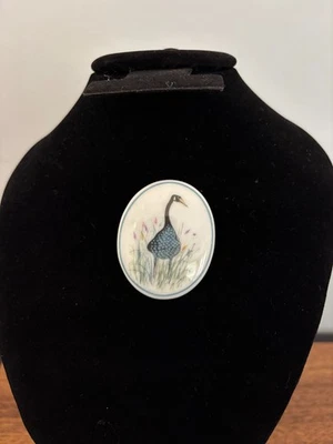 Broche prendedor colgante de porcelana redondo P. Buckley Moss Society On A Summer Day 2014 Foto 1 de 4