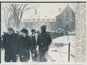 1967 Press Photo Students Walk in Snowfall 1960s Cornell University - Bild 1 von 2