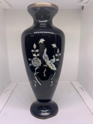 Jarrón de colección asiático esmalte negro sobre latón con incrustación de fregona pavos reales 8" Foto 1 de 4