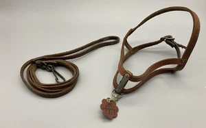 Imbracatura e guinzaglio vintage in pelle e metallo per cani di piccola taglia con cartellino 1947 - Foto 1 di 9