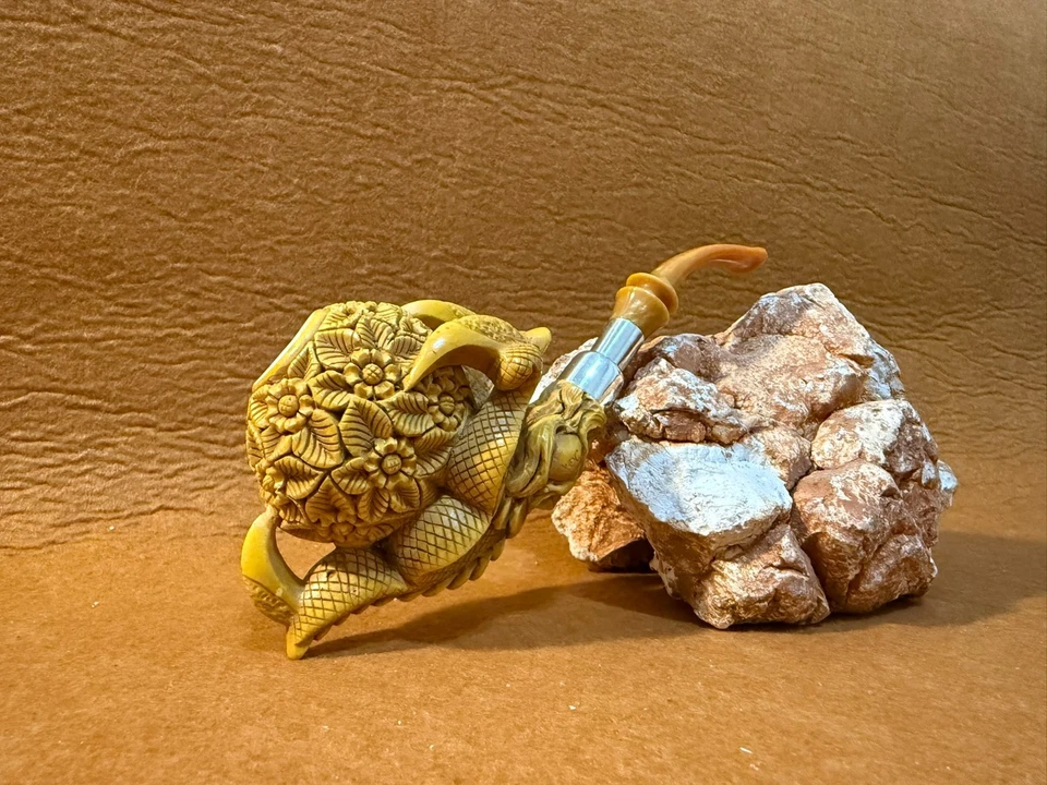 Pipa de espuma de mar con garra de dragón tallada a mano - estilo exclusivo floral ornamentado Foto 1 de 4