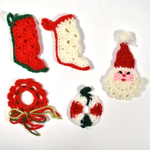 Vintage Handarbeit Konvolut 5 kleine gehäkelte Weihnachtsmänner, Strümpfe & Kränze Ornamente - Bild 1 von 7