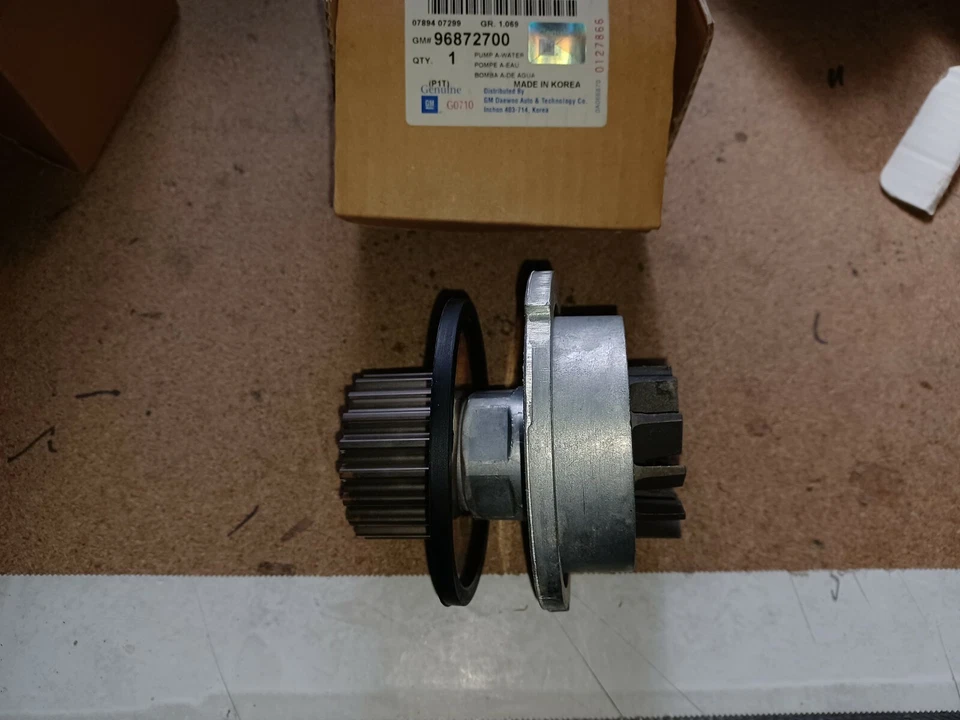 POMPA ACQUA ORIGINALE GM per DAEWOO LANOS NEXIA ESPERO 1500 1600 16V - Imagen 1 de 2