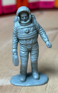 "Figura astronauta grigio vintage, #4 Medic Space Cadet, NASA 2,25" - Foto 1 di 5