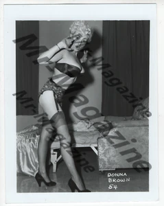 Lencería Vintage Risqué B&W Pinup 5"x4" Sexy Cheesecake Donna Marrón Estampado XO-07 - Imagen 1 de 1